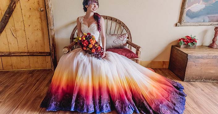 Smělé nevěsty si zamilovali trend barevných svatebních šatů, které vypadají jako ponořené do barvy