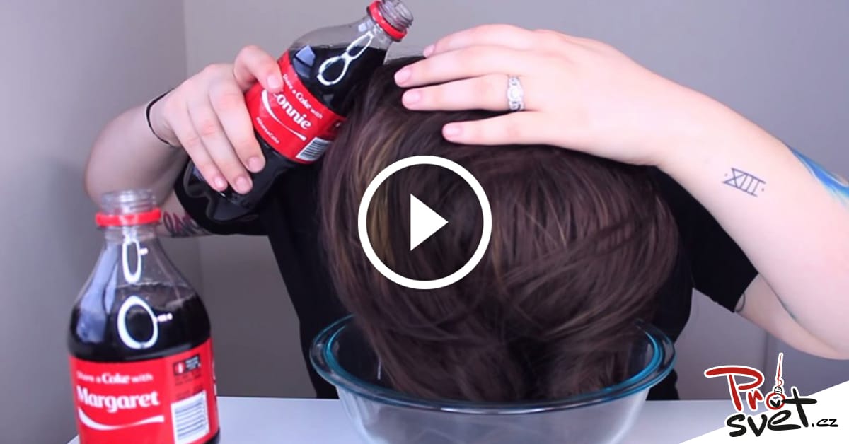 Vzala dvě láhve Coca-Coly a polila si s nimi vlasy. Výsledek stojí za to!