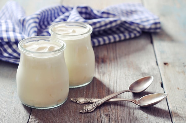 Bílý jogurt je k jídlu, ale i na nakládání masa, nebo ošetření popálenin