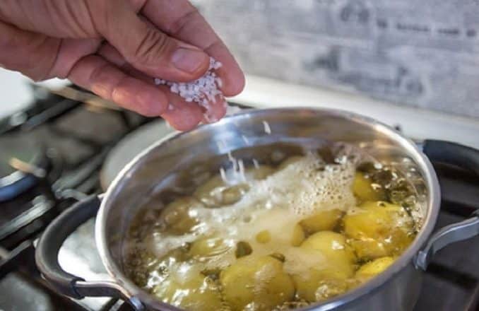 Отвариваем картофель до полуготовности. Зеленая вода после варки картофеля. Варка картофельного пюре под крышкой с кастрюли. Варить в кипящей воде.