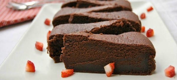Úžasný fit recept pro milovníky čokolády aneb čokoládový dort bez mouky!