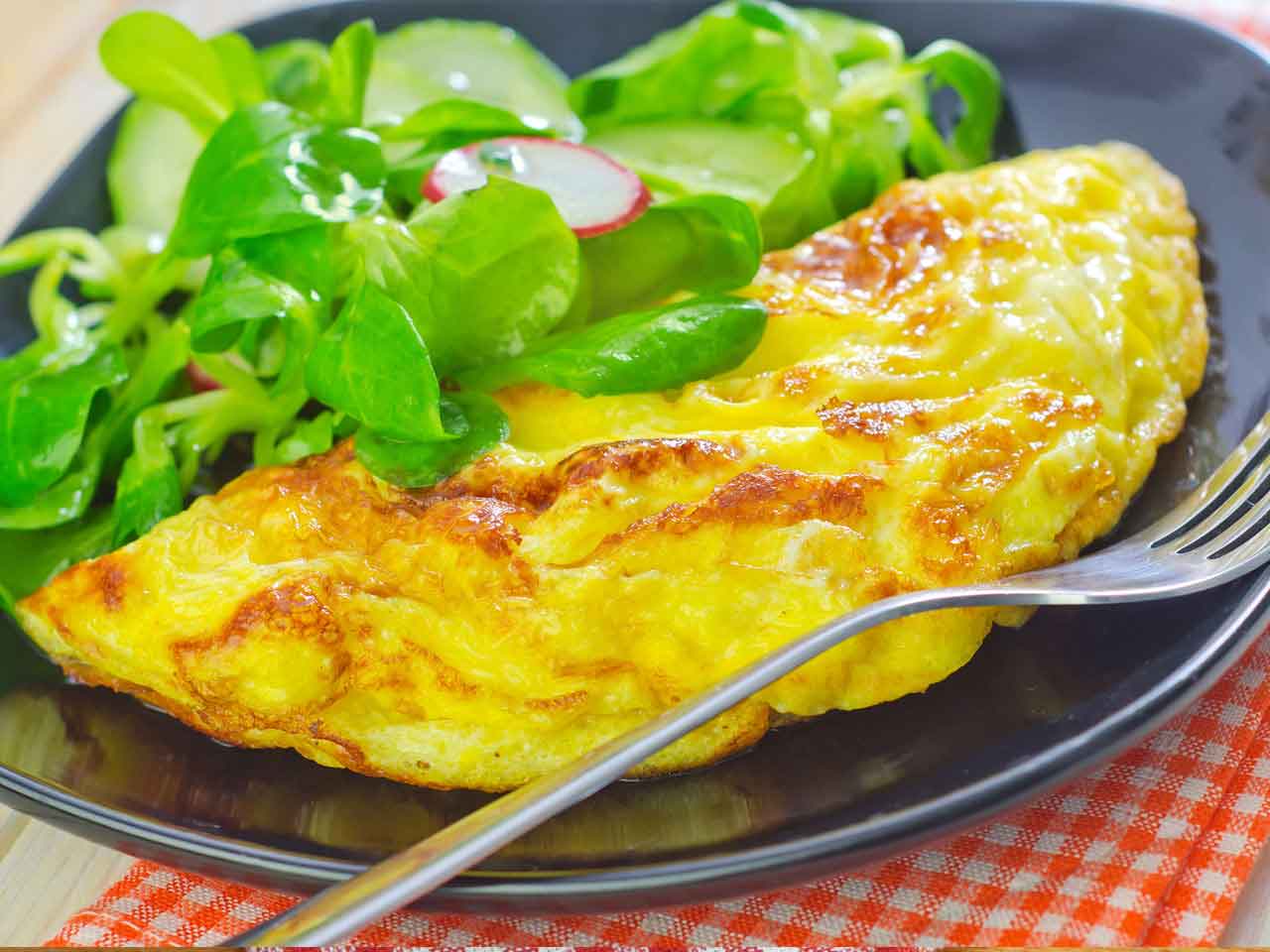 Milujete zeleninu? Pak si určitě pochutnáte na této výborné šunkovo-rajčatové omeletě. Vyzkoušejte připravit ke snídani, zaručujeme úspěch!