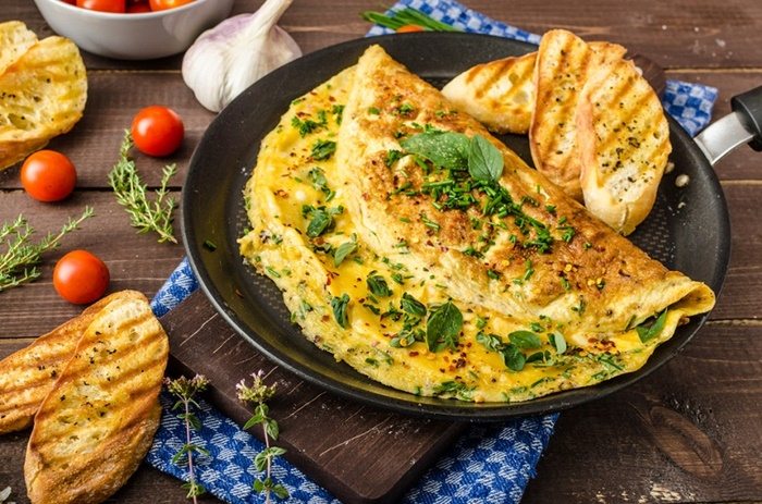 Ačkoliv se jedná o velmi netradiční kombinaci, doporučejeme vyzkoušet! Omeleta s kyselými okurkami a klobásou je zkrátka TOP!