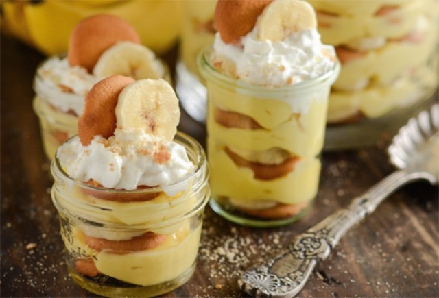Milujete pudinky? Tak přesně toto je dezert pro Vás! Lahodný salkový krém s banány a piškoty!