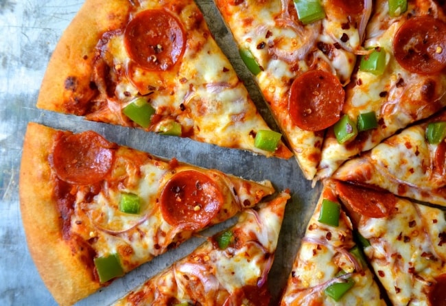 Také jste milovníci pizzy? Pak Vás jistě potěší tento úžasný recept, díky kterému si ji připravíte během pár minut!