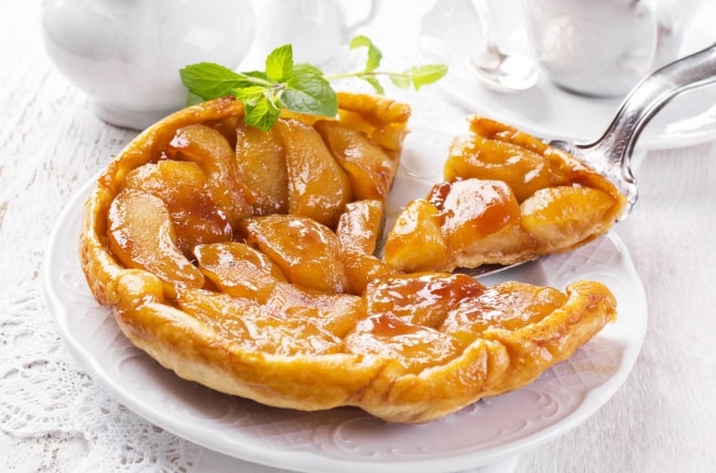 Jeden z nejlepších a snadných receptů francouzských dezertů: Francouzský jablkový koláč. Potřebujete jen pár ingrediencí a půl hodinky. Určitě vyzkoušejte!