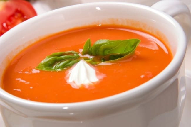 Jste milovníky rajské polévky, ale nebojíte se experimentovat? Pak vyzkoušejte tuto Rajčatovou polévku okořeňenou špetkou chilli. Díky chilli papričce má šmrnc a říz!