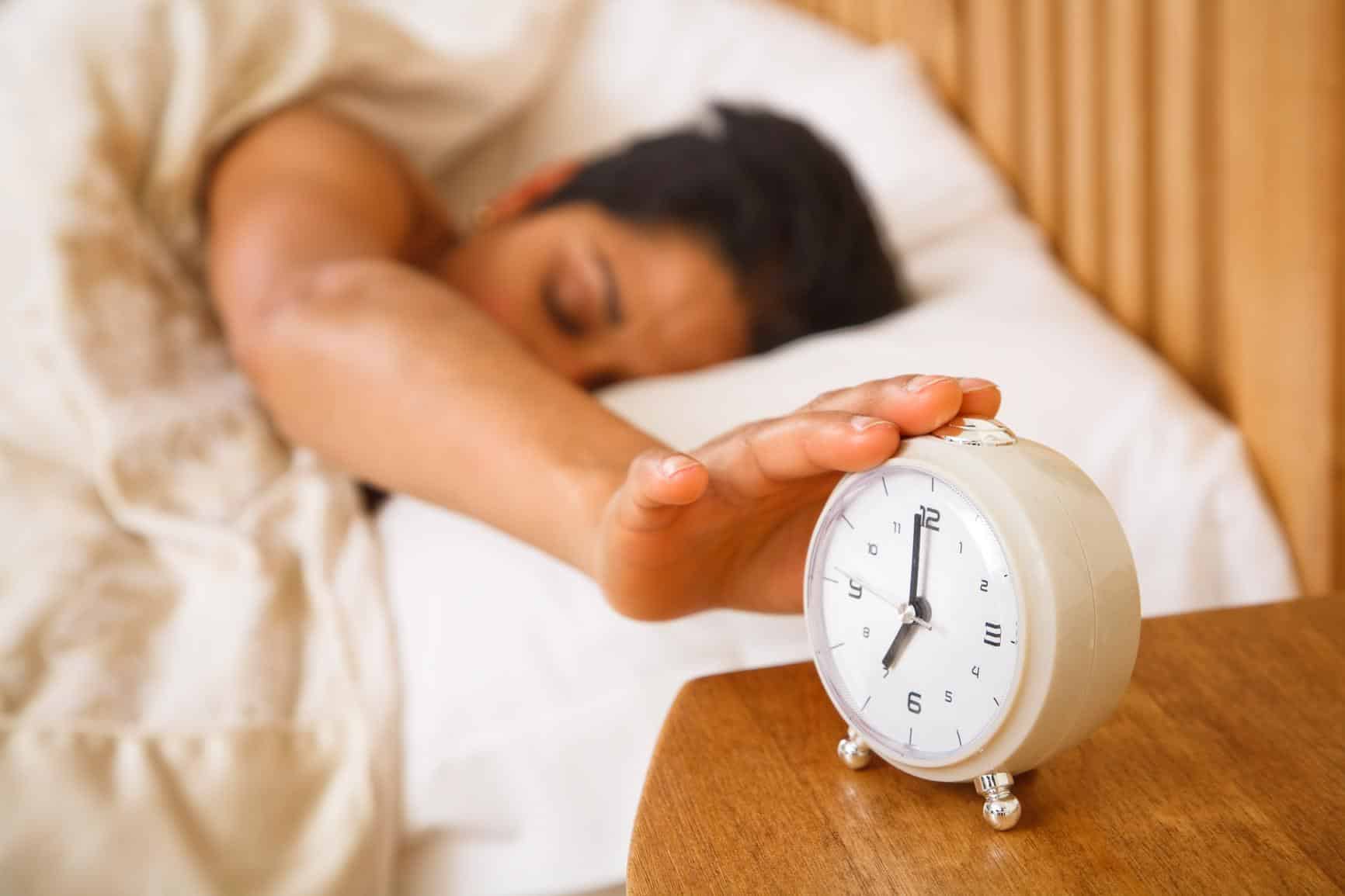 Spánku prospěje absence kávy, procházka nebo kousek česneku