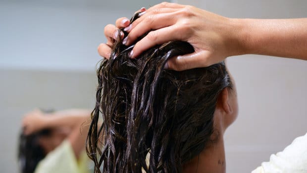 Domácí šampon s olejem a kopřivou vrátí vašim vlasům krásu i zdraví