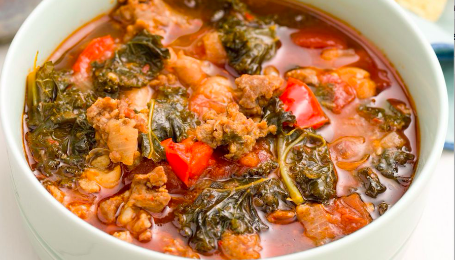 Jste milovnice polévek? Pak si určitě připravte tuto netradiční Pikantní chilli polévku se zeleninou a opečenou italskou klobáskou!