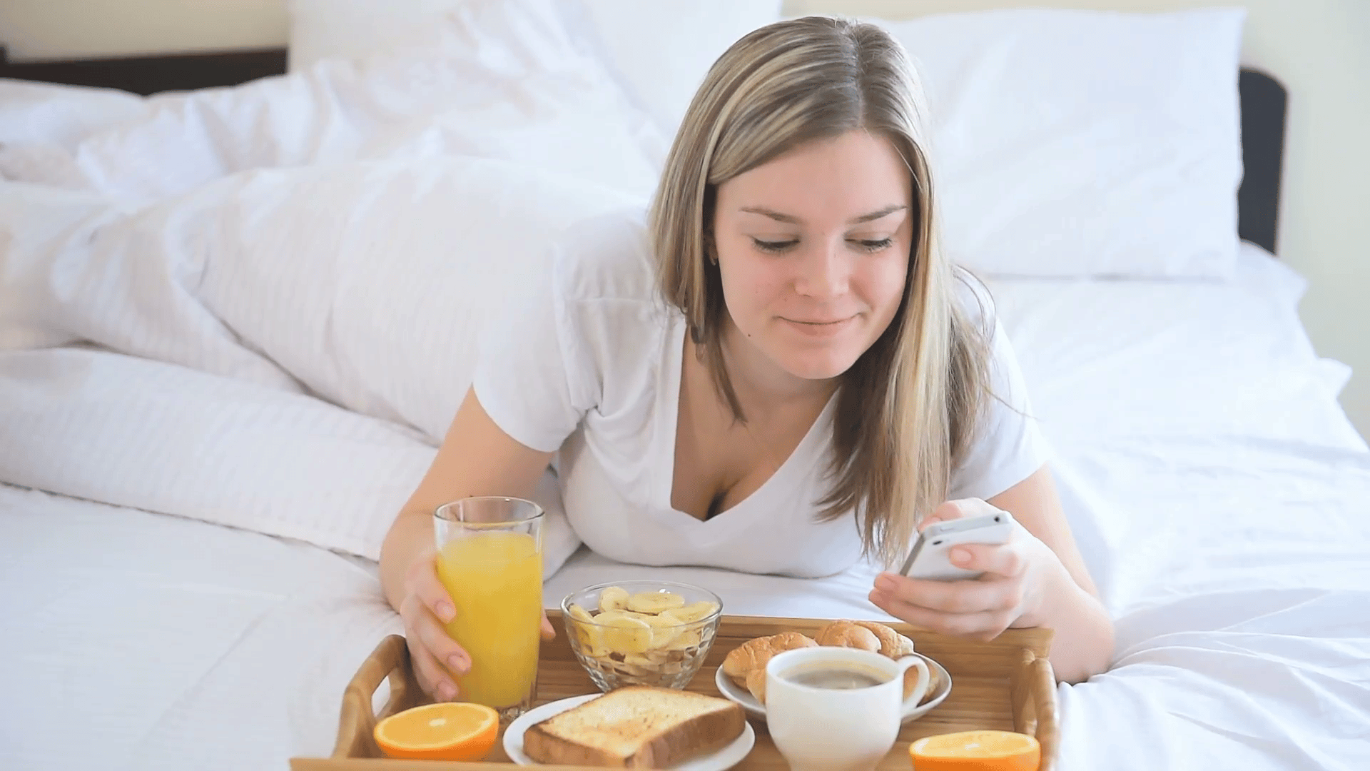 Špatné ranní návyky způsobují tloustnutí. Pozor na snídani, nápoje i sledování mobilu