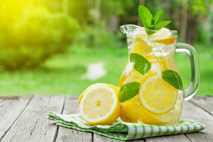 Voda s citronem prospívá zdraví. Ještě více, když přidáte také kůru