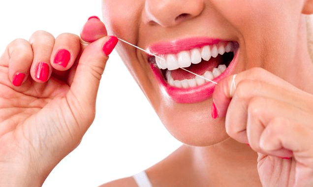 Dentální nit nepomáhá jenom zubům. její použití prospívá srdci i pohlavním orgánům