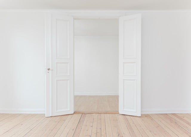 Bílé dveře se hodí do každého interiéru