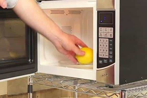 Vložte citron do mikrovlnné trouby na 20 minut! Tento trik si uložte a povinně vyzkoušejte dřív, než zmizí
