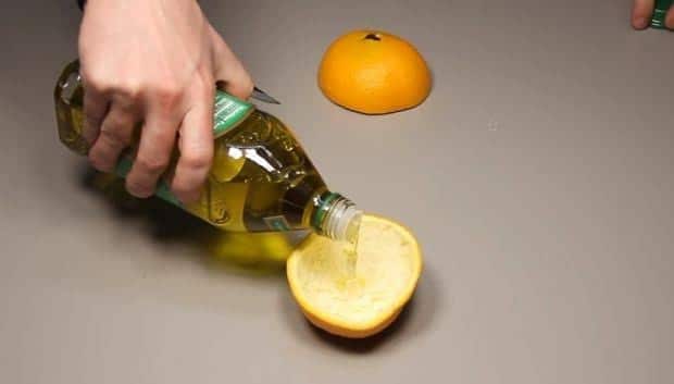 Nalijte olej do pomerančové kůry a sledujte unikátní kouzlo…