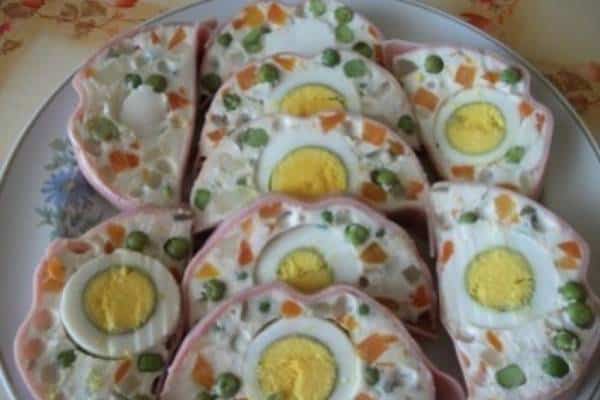 Nevěděla jsem co s vajíčky po Velikonocích, potom mi kamarádka ukázala recept na tuto šunkovou roládu. Od té doby z vajíček nedělám nic jiného.
