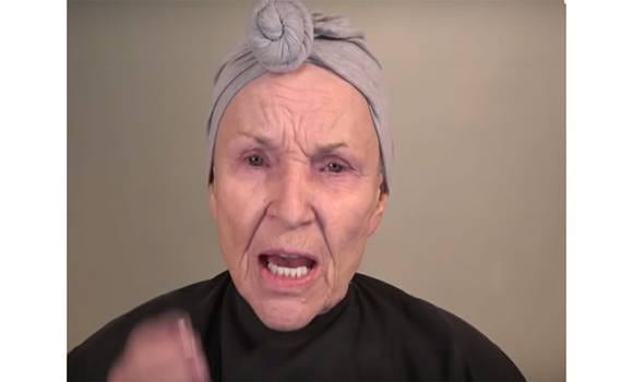 Obyčejný make-up dokonale změnil tuto téměř 80letou ženu k nepoznání. Když se podívala do zrcadla, nemohla uvěřit, že je to stále ona.