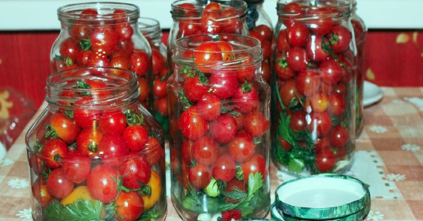 Speciální marináda na zavařovaná cherry rajčata: Tajemství přípravy nejchutnější a voňavé pochoutky letošní zimy 2020