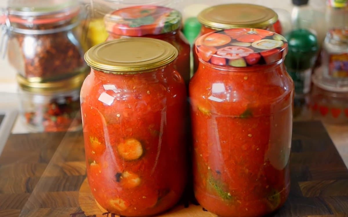 Zavařované okurky v rajčatové směsi z cikánské kuchařky: Recept, který vypadá divně, ale až to ochutnáte nebudete mít slov! – okouzlí všechny chuťové buňky