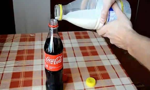 Nalil mléko a Coca-Colu do jedné lahve: Nemohl uvěřit svým očím, když viděl, co se děje za reakci těchto nápojů! (VIDEO)
