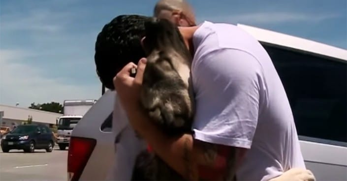 Voják musel zachráněného psa opustit uprostřed ničeho (VIDEO)