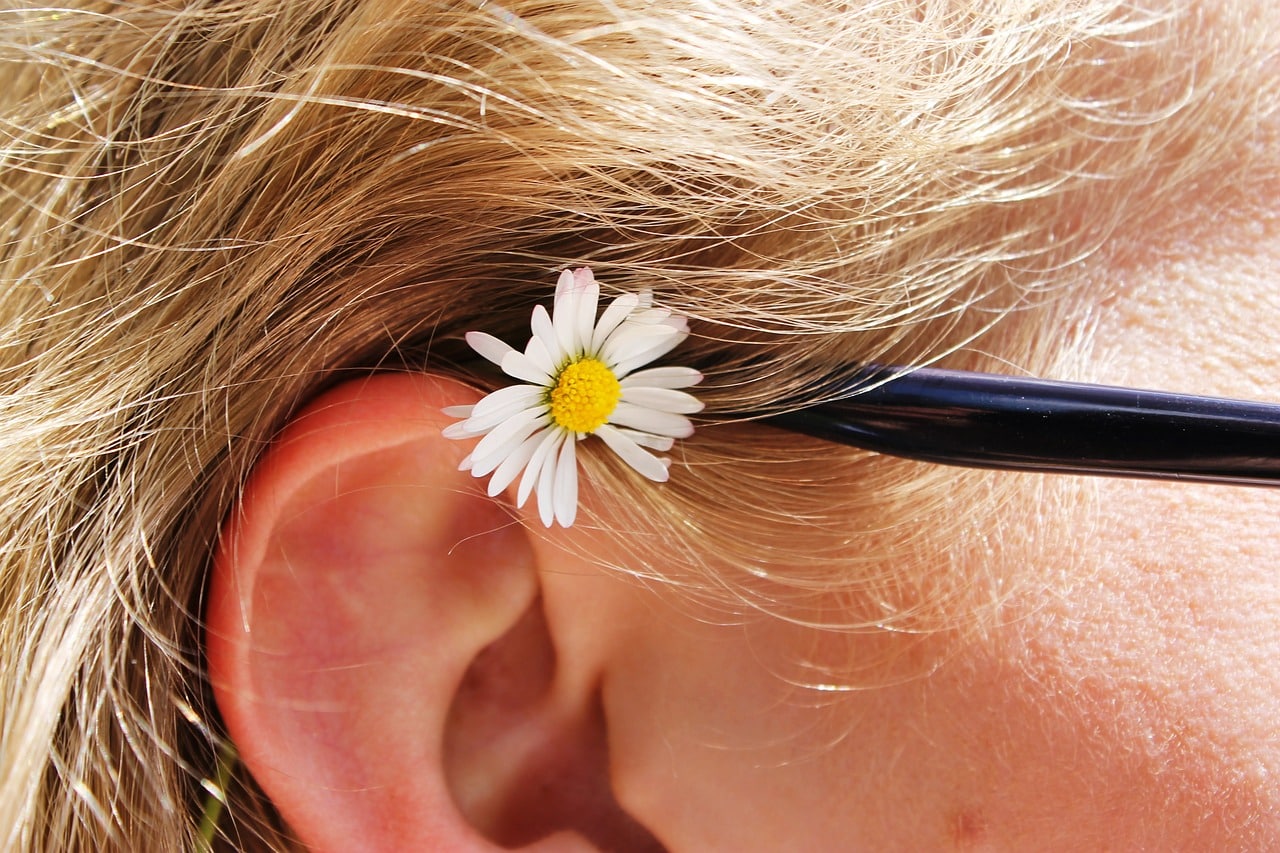 Tlak na určitá místa na uchu může pomoci od zdravotních potíží