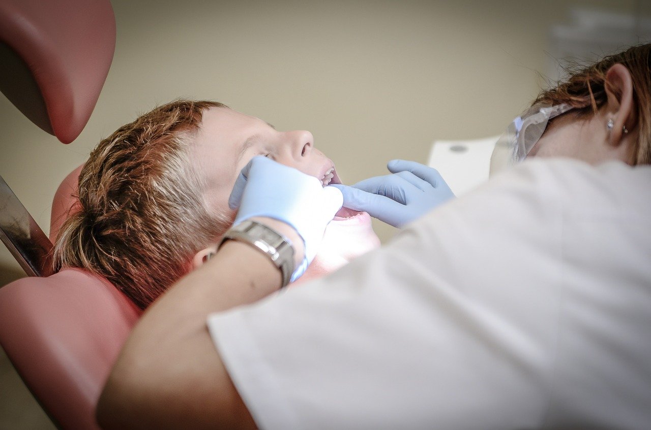 Odborníci apelují na rodiče: nevyhazujte mléčné zuby svých dětí