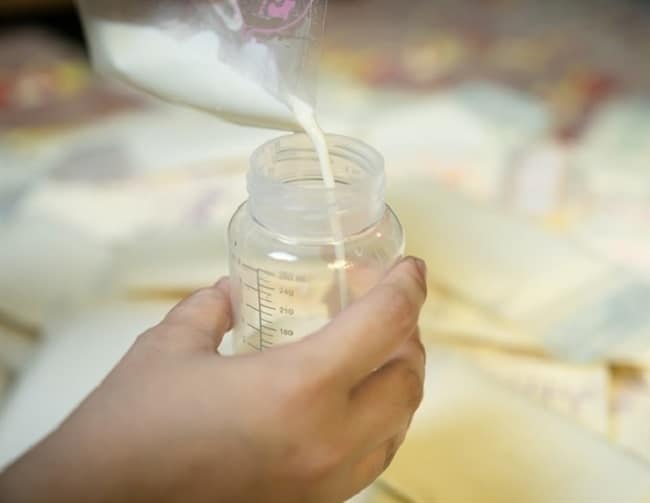 Mateřské mléko inaktivuje virus SARS-CoV-2, tvrdí studie