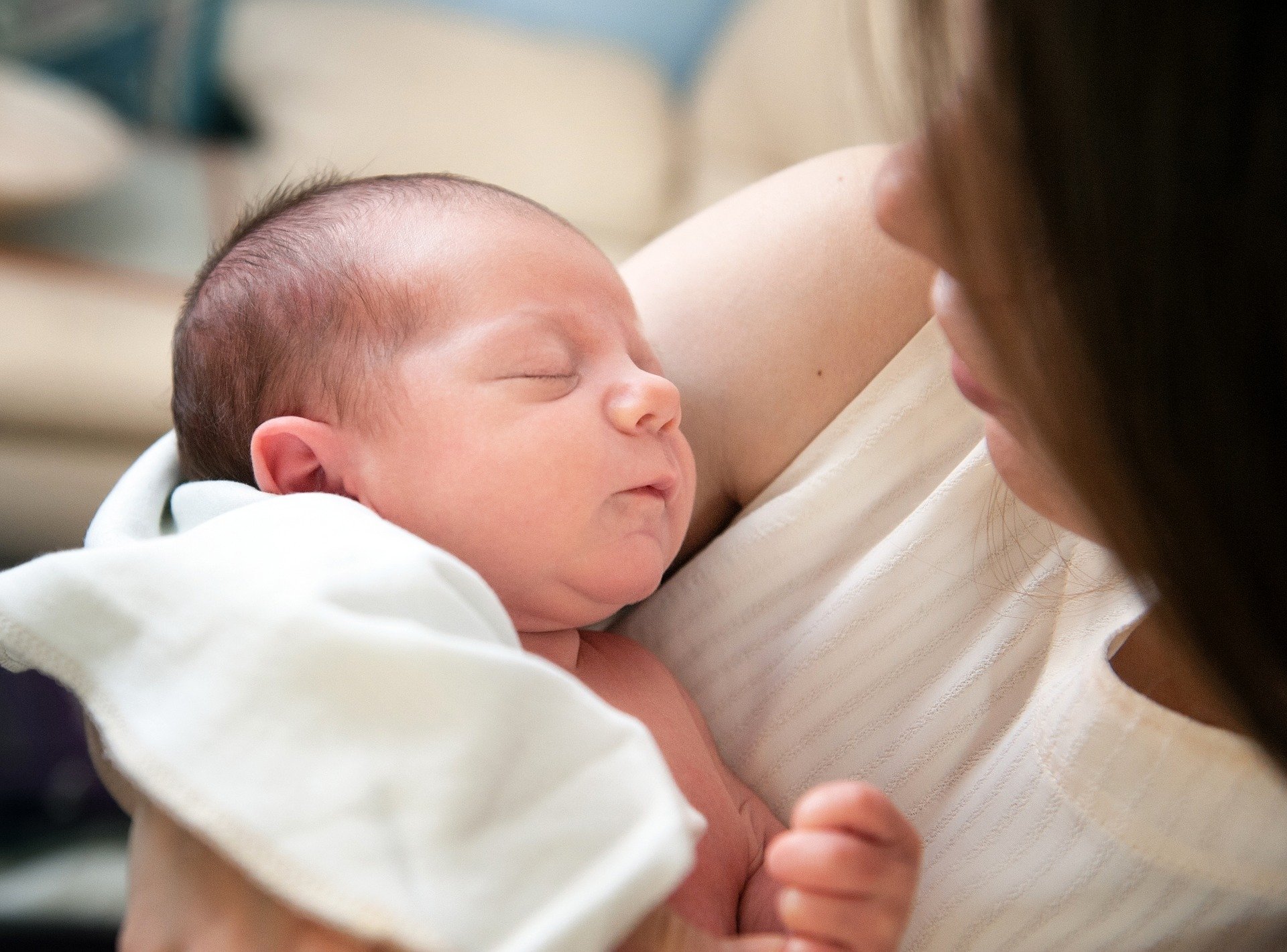 V porodnici novorozenec překvapil rodiče i lékaře! Jak?