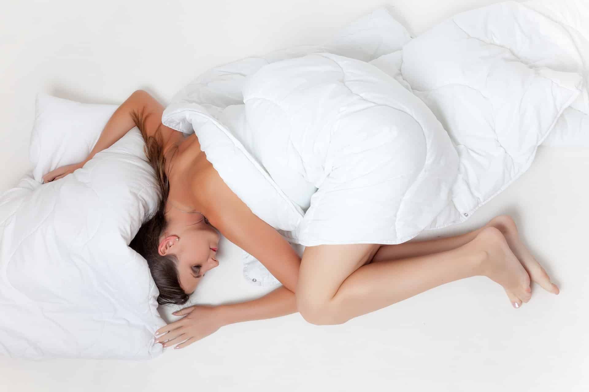 Ukážeme vám, jak prospěšné pro vaše tělo je, když spíte nazí