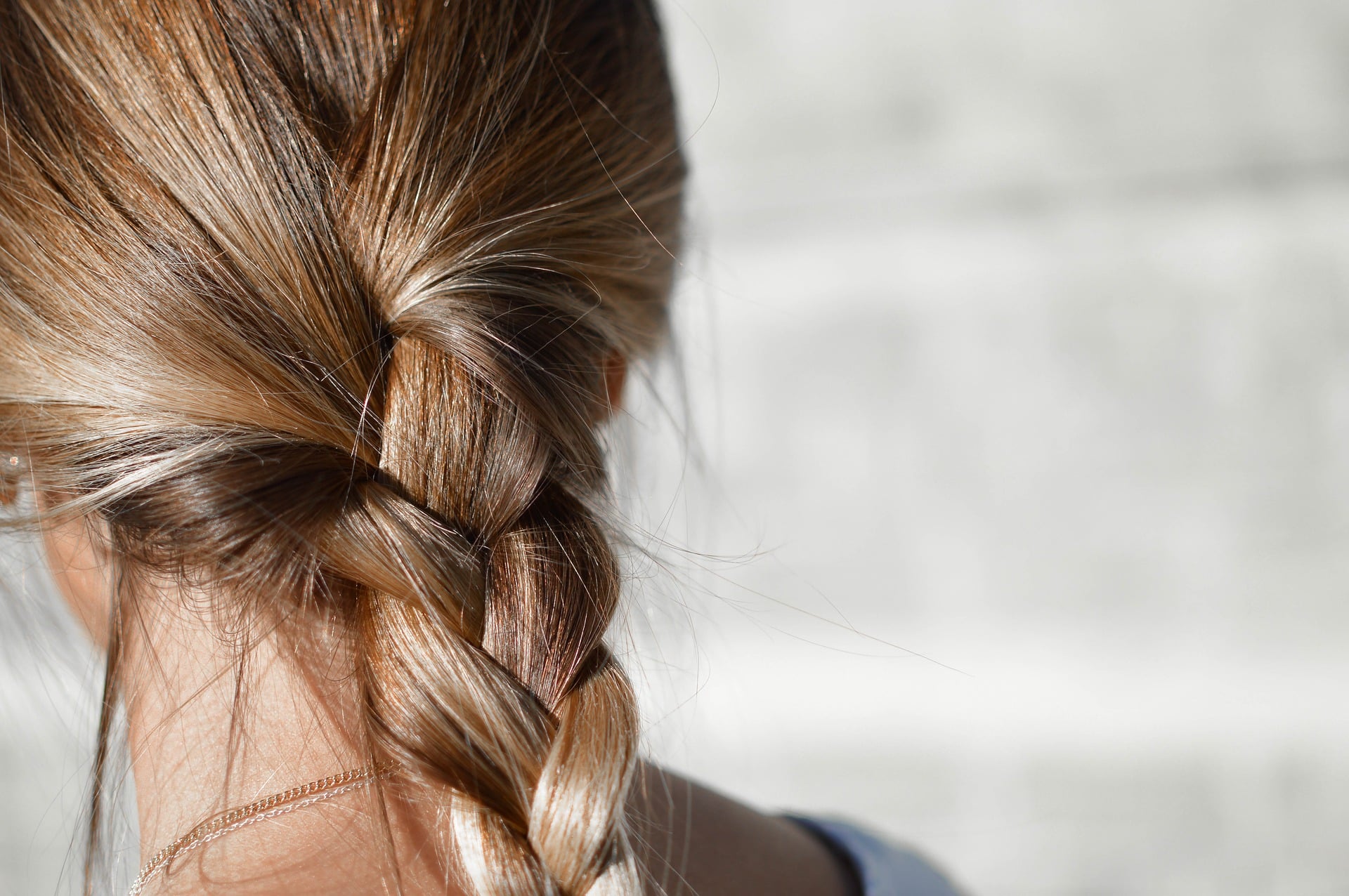 Vědci zjistili, jak je šednutí vlasů spojené se stresem