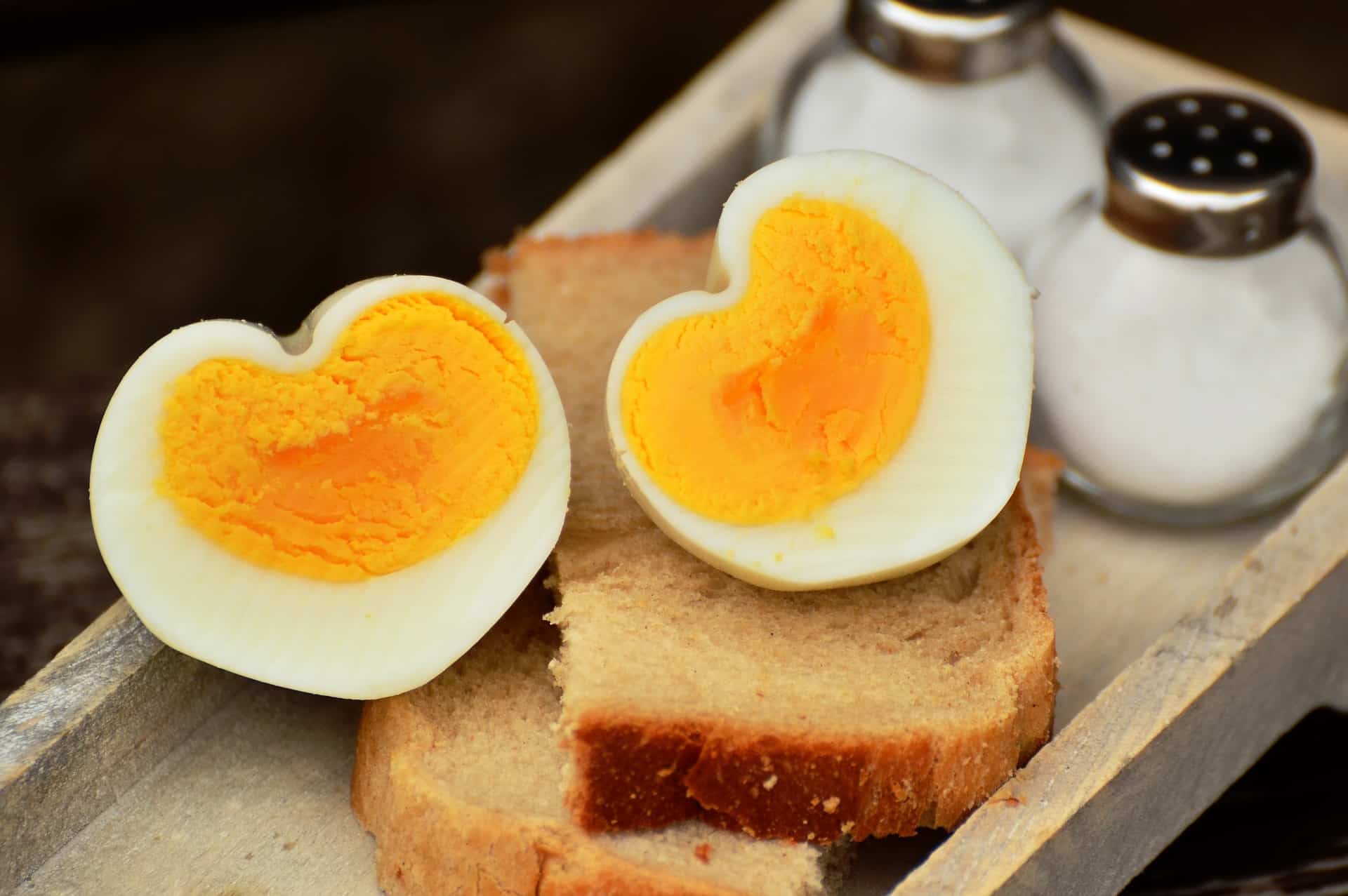 Proč natvrdo vařený vaječný žloutek mění barvu?