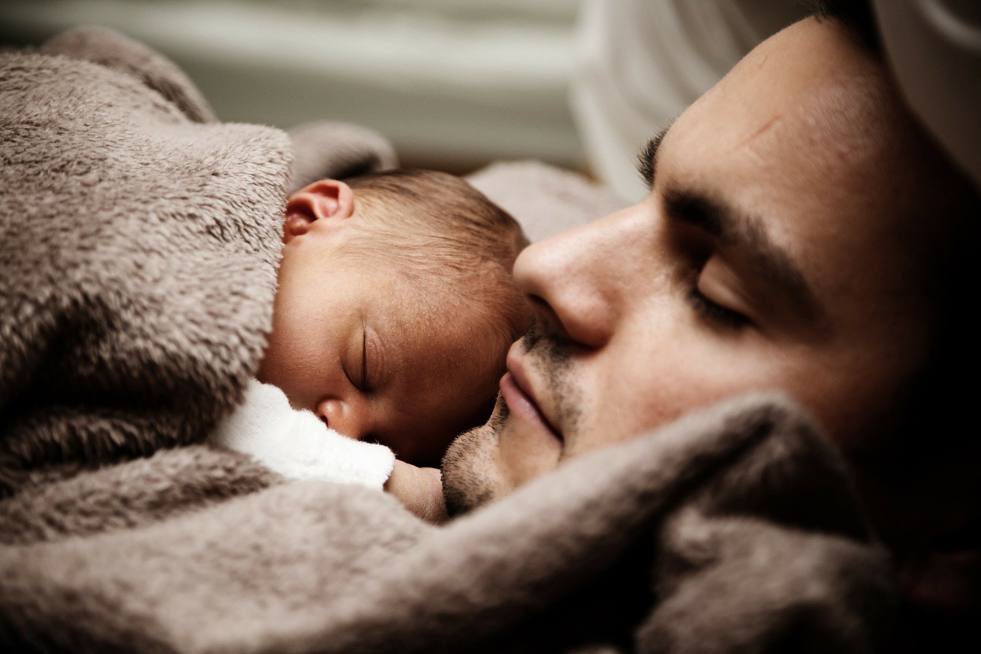 Tatínek si poradil s pláčem svého novorozeného syna velice pěkným a nevšedním způsobem