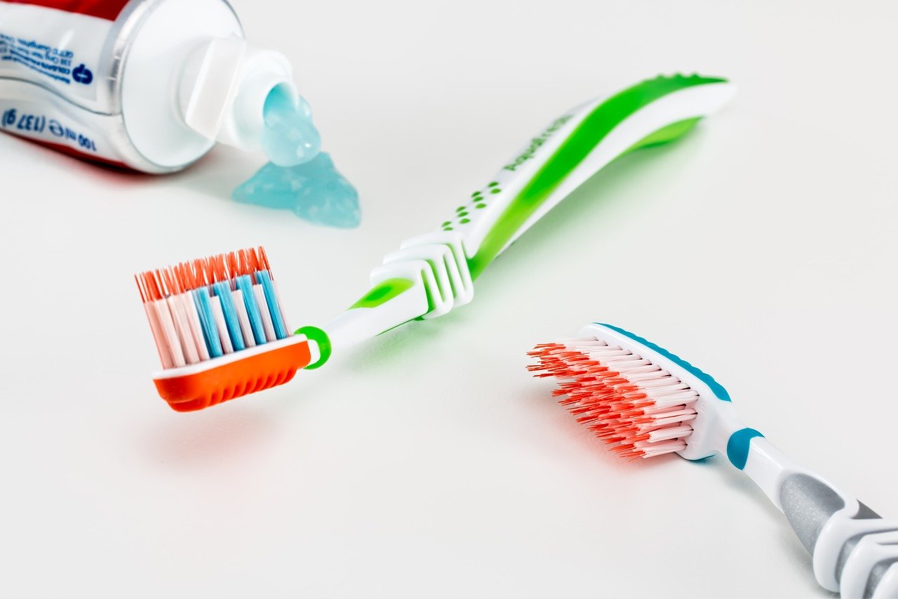 Zubní pasta nejen na čištění zubů: 10 dalších způsobů, jak ji lze použít