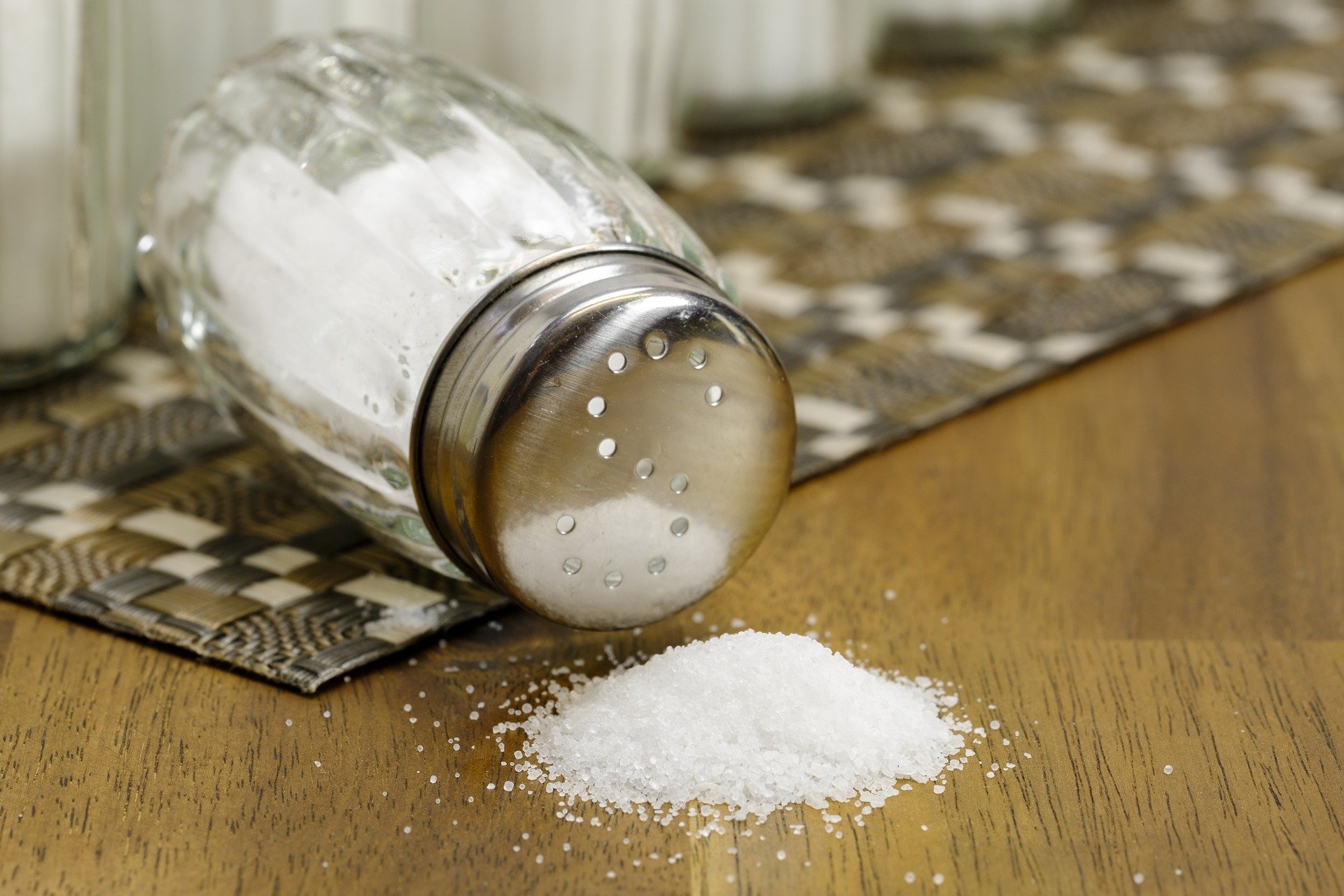 Sůl patří mezi oblíbené prostředky na úklid