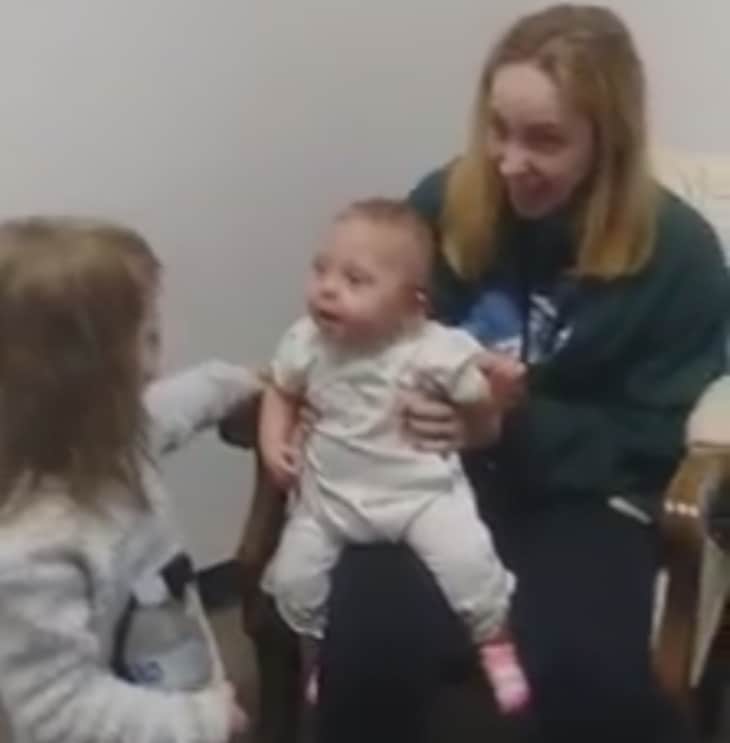Dítě poprvé uslyší hlas své sestry po úpravě sluchu