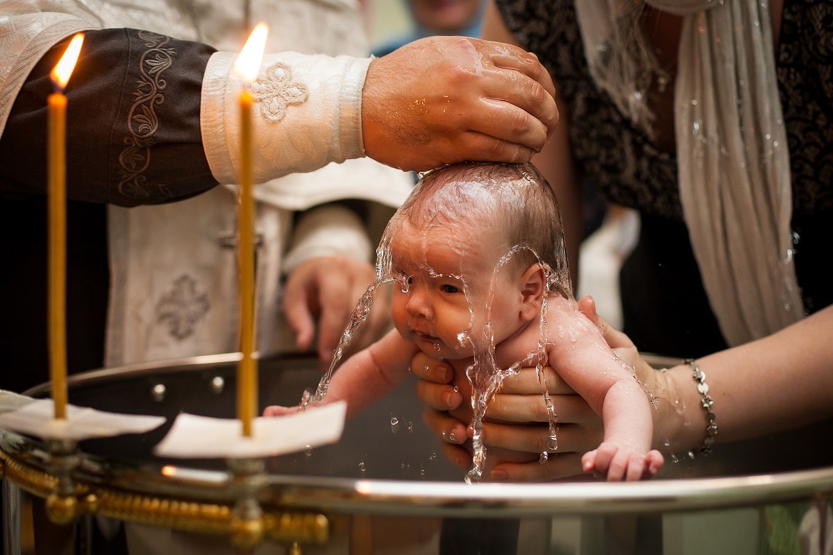 Dítě zemřelo při křtu. Rumunští křesťané volají po změně liturgie!