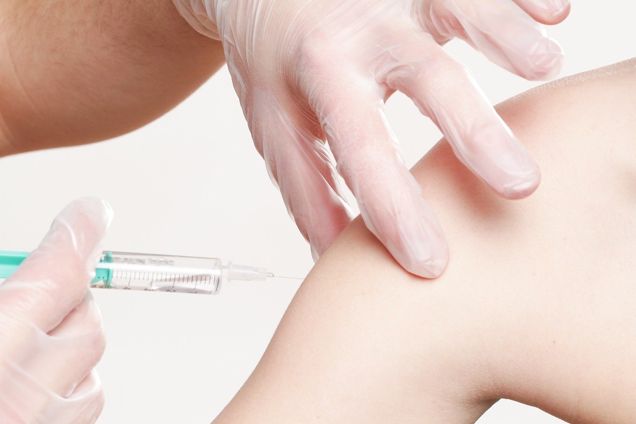 Jak ochrání lidské tělo očkování proti koronaviru? Podívejte se na zajímavou animaci