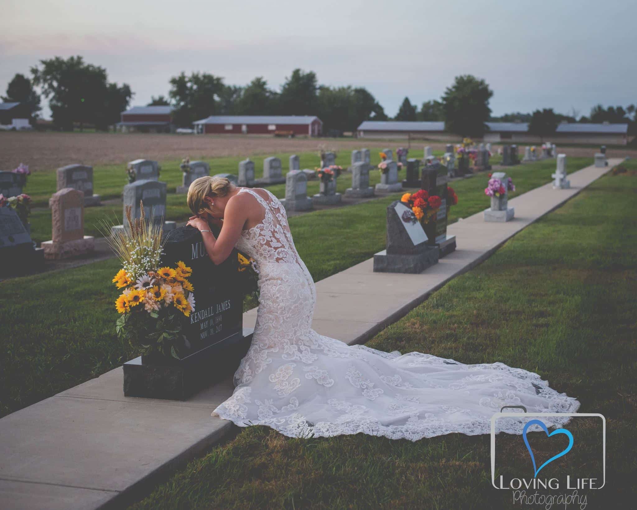 Nevěsta si oblékla svatební šaty u hrobu svého snoubence