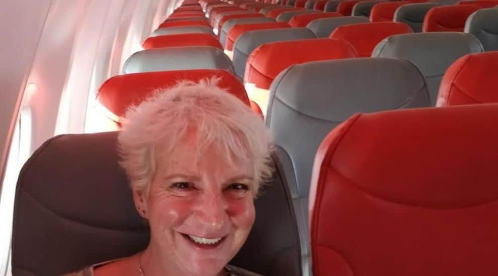 Žena letěla do Řecka, ale když se na palubě otočila za sebe, zarazila ji jedna věc!