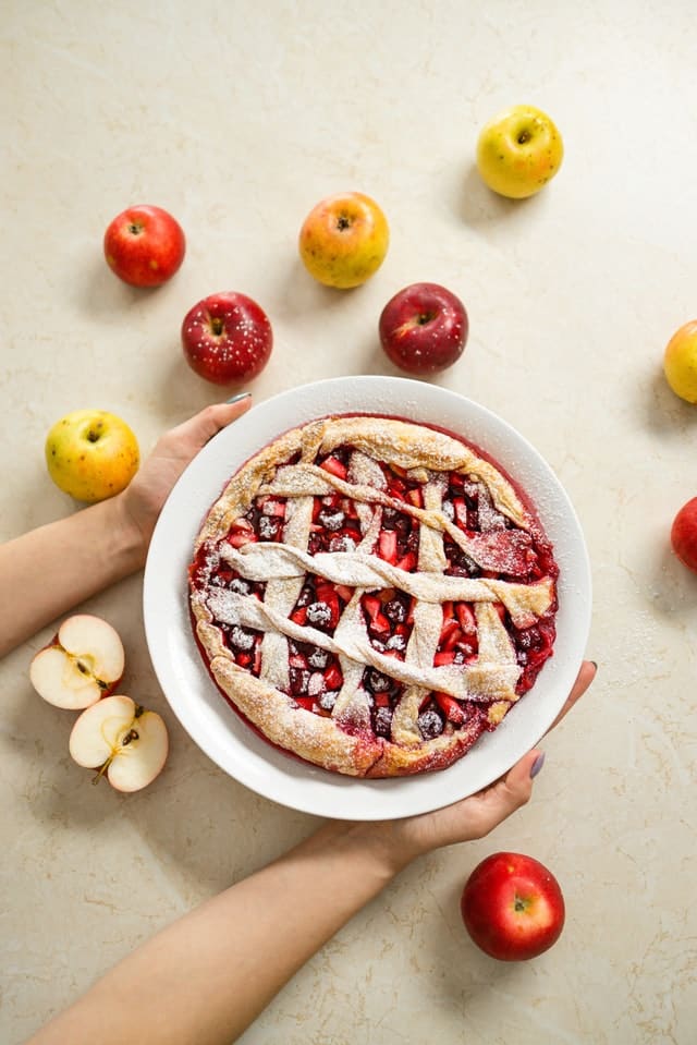 Ochutnejte jedinečný kefírový koláč s třešněmi, který snadno připravíte v troubě