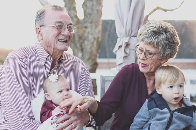 Jak se chovat ke starým rodičům a prarodičům? Vždy to není jednoduché