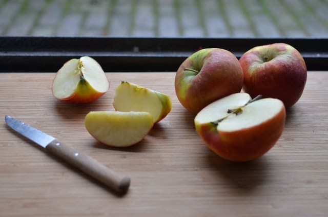Jednoduchý jablečný koláč, který si zamiluje rodina i návštěvy