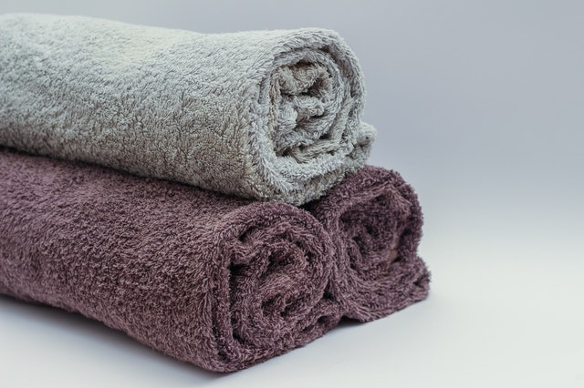 Jak mít zářivě čisté utěrky a ručníky? Inspirujte se speciální metodou praní!