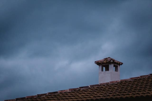 Muž, který přinesl domů uzlíček z hadrů, zachránil malé kotě