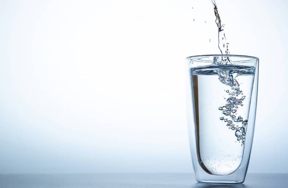 Denně 4 litry vody, 30 dní – co to se mnou udělalo?