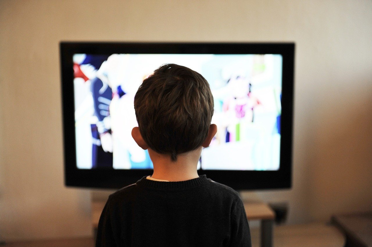Nenechávejte své malé děti bez dozoru u televize