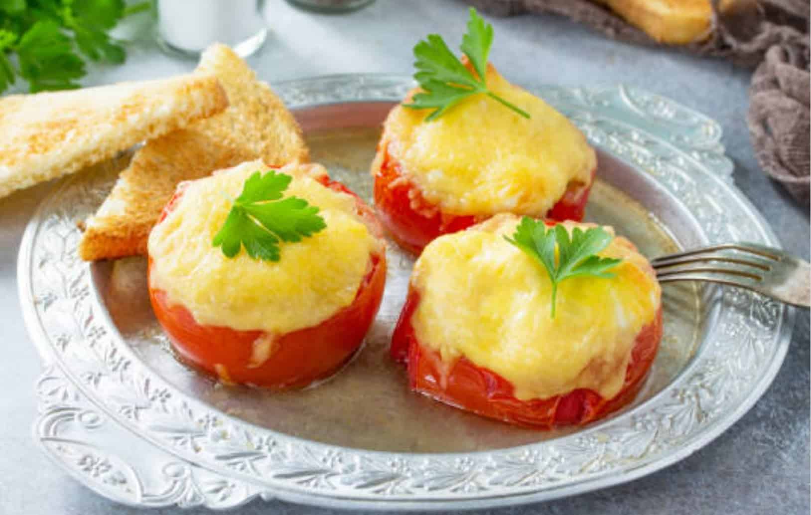 Nalijte vejce do rajčete a máte lahodnou snídani