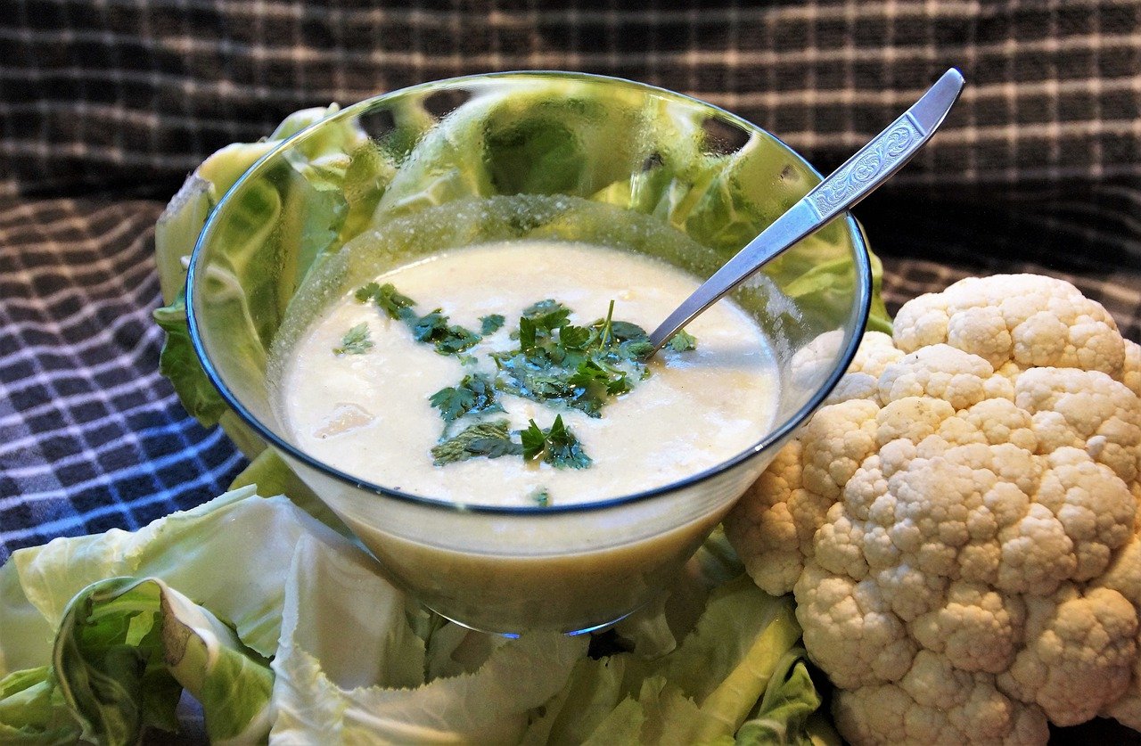 Květákovou polévku s mrkví a sýrem připravíte za 30 minut!